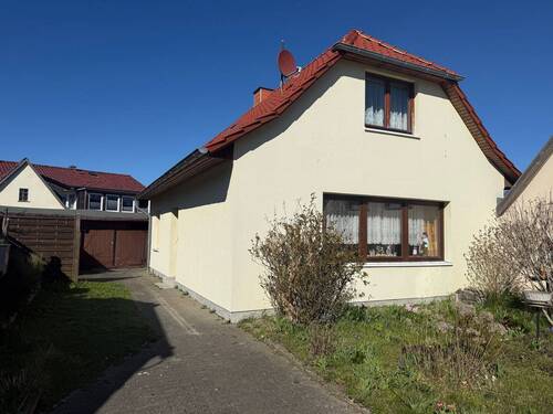 Hausansicht - Charmantes Einfamilienhaus mit großem Potenzial in Hafennähe von Wiek auf Rügen