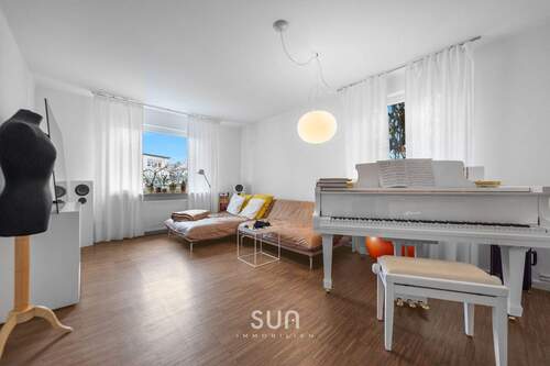 LICHTDURCHFLUTETES WOHNZIMMER - 7 Zimmer Doppelhaushälfte zum Kaufen in Rüsselsheim am Main