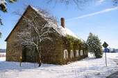 Schneeansicht - Denkmalgeschütztes Bruchsteingebäude in Herringhausen!