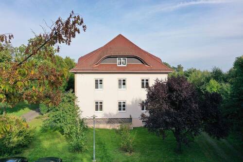 Außenansicht - Im historischen Fliegerhorst: 2-Zimmerwohnung mit Energieklasse B & Balkon