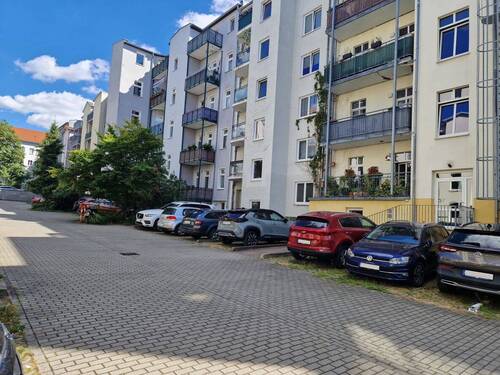 Hinterhof mit Stellplätzen - 