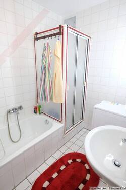 Bad mit Wanne und Dusche - 
