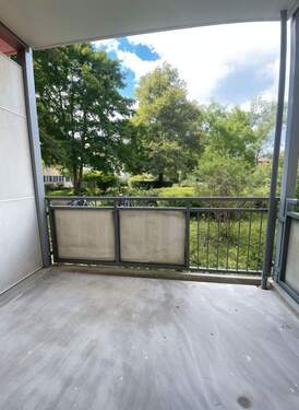 Balkon mit Blick in begrünten Innenhof - 