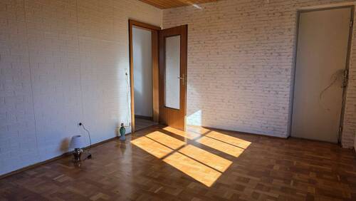 1 Whg. OG Wohn- Schlafzimmer mit Möglichkeit Zugang zum Balkon - 