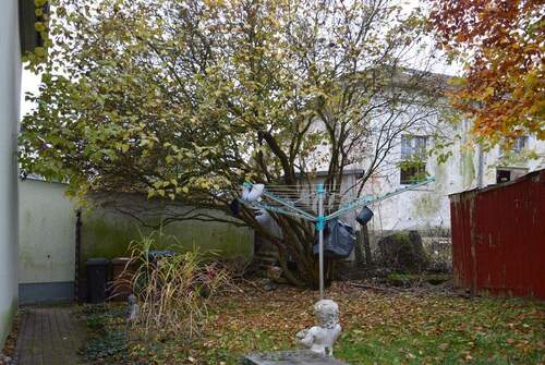 Garten - linke Seite - Zugangsweg - Einfamilienhaus mit 112,90 m² in Bayreuth zum Kaufen