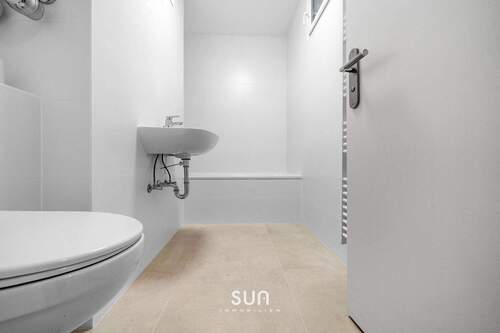 Bad mit Fenster (NEU) - Etagenwohnung mit 56,00 m&sup2; in Hattersheim am Main zum Kaufen