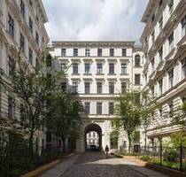 Teilsaniert & mit Wannenbad: Bezugsfreie 3-Zimmerwohnung in Kreuzberger Kulturdenkmal - Berlin