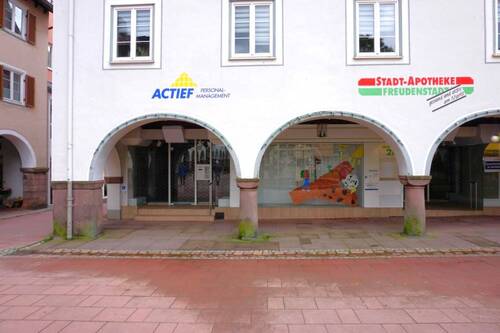 Hausansicht - Ladenlokal mit viel Schaufensterfläche direkt am Marktplatz von Freudenstadt