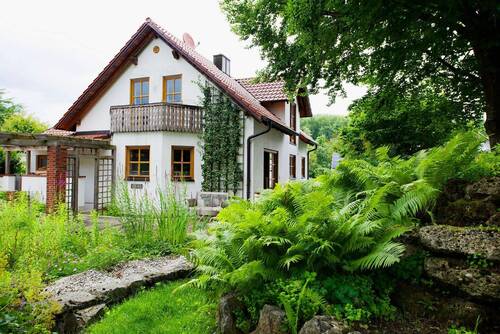 Haus von der Gartenseite - Refugium und Familiensitz. Ein Ort mit Seele.