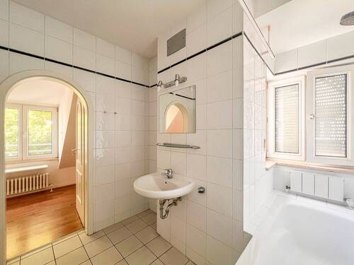 Wannenbad mit Fenster - 