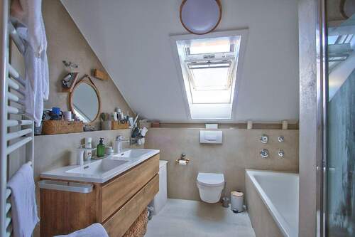 Badezimmer mit Fenster - 