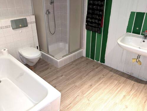 Bad mit Wanne und Dusche oben - 