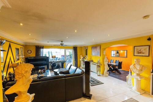 Wohnzimmer Blick in Esszimmer - 251 m² auf einer Ebene , separater Eingang, riesen Terrasse, 2 Wohnungen