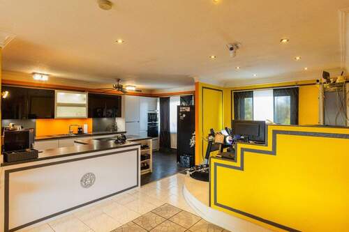 Blick in Küche u. H Office - 