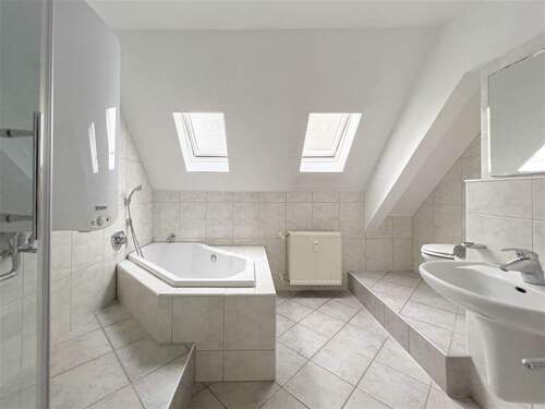 Badezimmer - Charmante Dachgeschosswohnung Möbliert Bilder folgen....