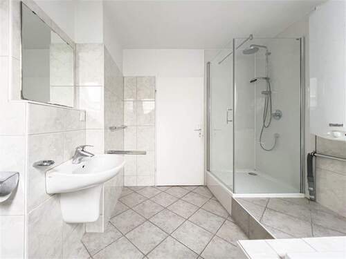 Badezimmer Bild 2 - 2 Zimmer Etagenwohnung zur Miete in Meerbusch