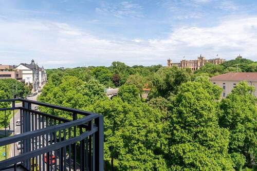 Ost-Balkon - Wohnen mit Blick auf das Maximilianeum! Sanierte 2,5-Zimmer-Wohnung mit zwei Balkonen - sofort frei!