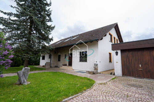 Außenansicht - Großzügiges Zweifamilienhaus mit Garten und Doppelgarage in ruhiger, naturnaher Lage