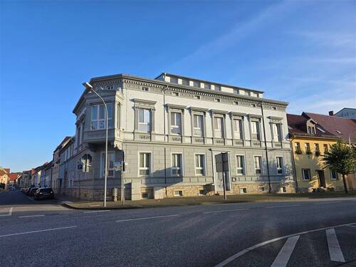 Straßenansicht - RENOVIERTES MEHRFAMILIENHAUS MIT ZAHNARZTPRAXIS UND VIELSEITIGEN NUTZUNGSMÖGLICHKEITEN