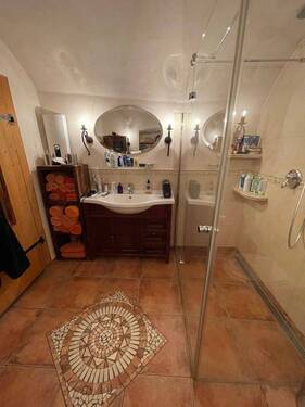 Bad mit Dusche und WC im Erdgeschoss - 