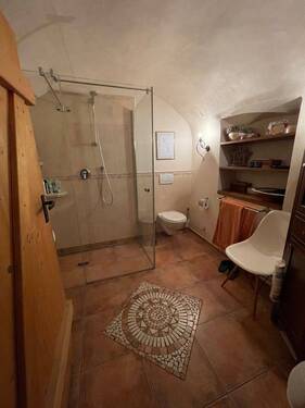Bad mit begehbaren Dusche und WC im Erdgeschoss - 