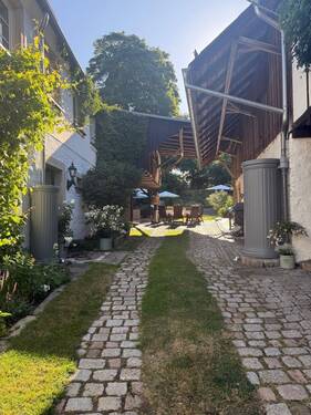 Einfahrt und Regenwassertonnen - 1 Zimmer Bauernhaus, Landhaus in Regnitzlosau