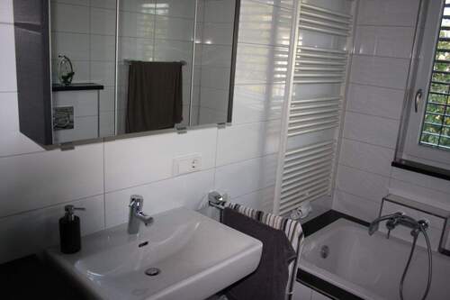 Bad mit Dusche und Wanne - 