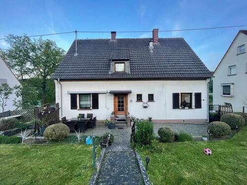 Rückansicht - 7 Zimmer Einfamilienhaus zum Kaufen in Siegen