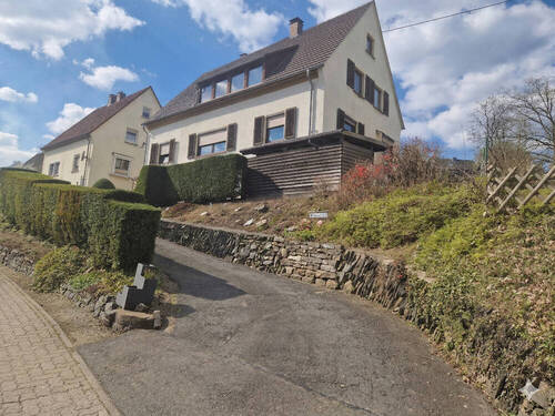 Vorderansicht mit Einfahrt - Einfamilienhaus mit 154,00 m&sup2; in Siegen zum Kaufen