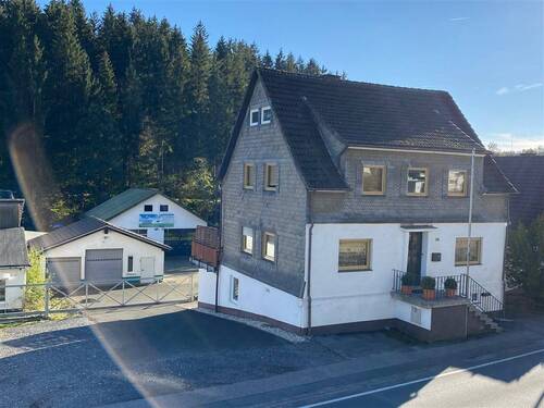 Straßen-Ansicht - 8 Zimmer Mehrfamilienhaus, Wohnhaus in Schmallenberg