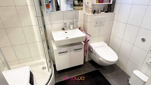 Badezimmer mit Eckdusche - 