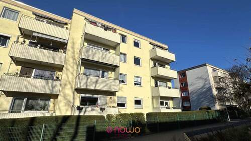 Ansicht Balkonseite - Modernisierte 3 Zimmer-Eigentumswohnung mit Balkon, Einbauküche und Pkw-Stellplatz!