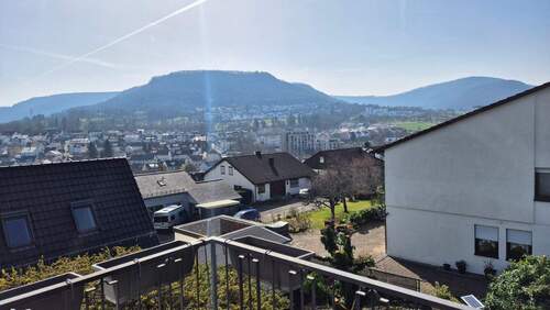 Balkonausblick - Geräumige 4-Zimmer-Wohnung mit Balkon in Pfullingen