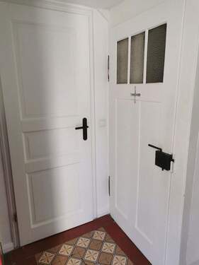 Gäste-WC li., Kellertür re. - 