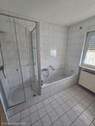 Bad mit Wanne und Dusche - Helle 2-Zimmer-Wohnung mit Balkon in Roth – Ideal für Singles und Paare