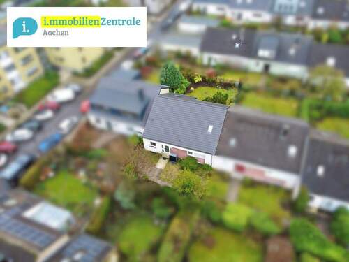 Drohnenperspektive Frontansicht - 7 Zimmer Reihenmittelhaus zum Kaufen in Aachen