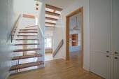 Flur mit Treppenaufgang - Reihenmittelhaus mit 95,00 m&sup2; in Bremerhaven zum Kaufen