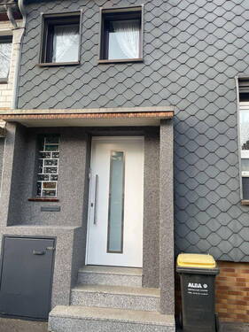 Bild 1 - Modernisiertes Reihenmittelhaus mit Balkon und hochwertigen Ausstattungen