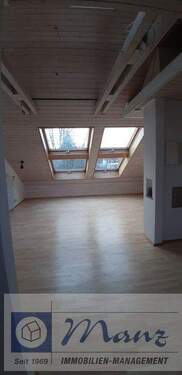 Wohnraum - 1 Zimmerwohnung im Dachgeschoss in Singen zu vermieten, helle freundliche Wohnung