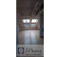 1 Zimmerwohnung im Dachgeschoss in Singen zu vermieten, helle freundliche Wohnung - Singen (Hohentwiel)