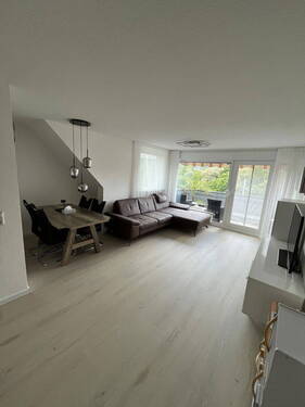 Wohnzimmer 1 - Provisionsfrei! Schöne 3-Zimmer-Wohnung mit Balkon, EBK & Stellplatz in Stuttgart