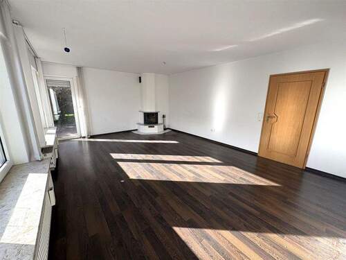 Wohnzimmer - 6 Zimmer Mehrfamilienhaus, Wohnhaus in Norden