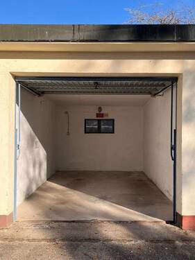 Garage mit Licht und Strom - 