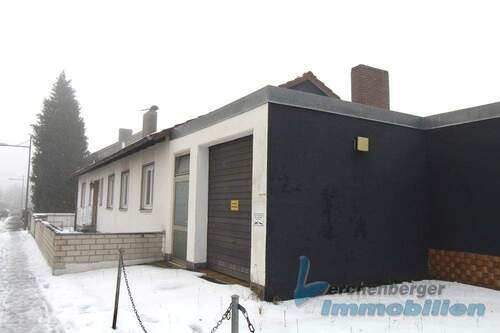 Hausansicht.jpg - ***Vielseitig nutzbares Einfamilienhaus mit Gewerbefläche in Straubing-Ittling***