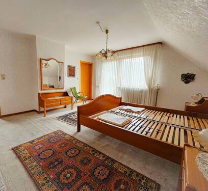 Schlafzimmer 2 mit Tür Ankleidezimmer - 