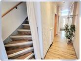 EG Flur mit Treppenaufgang - 