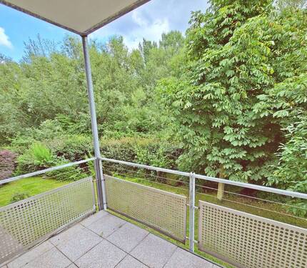 Blick ins Grüne - Wohnen mit Blick in die Natur++schöne 2-Zimmer-Wohnung++mit Balkon u. Wintergarten