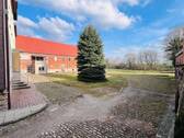 Zufahrt - Attraktives Investment: Mehrfamilienhaus mit Nebengebäuden und umfangreichem Bauland