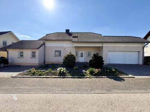 Vorderansicht - Charmantes Einfamilienhaus mit großem Wintergarten