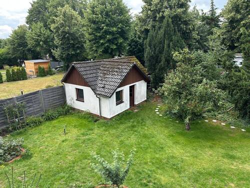 Gartenansicht mit Garage - 